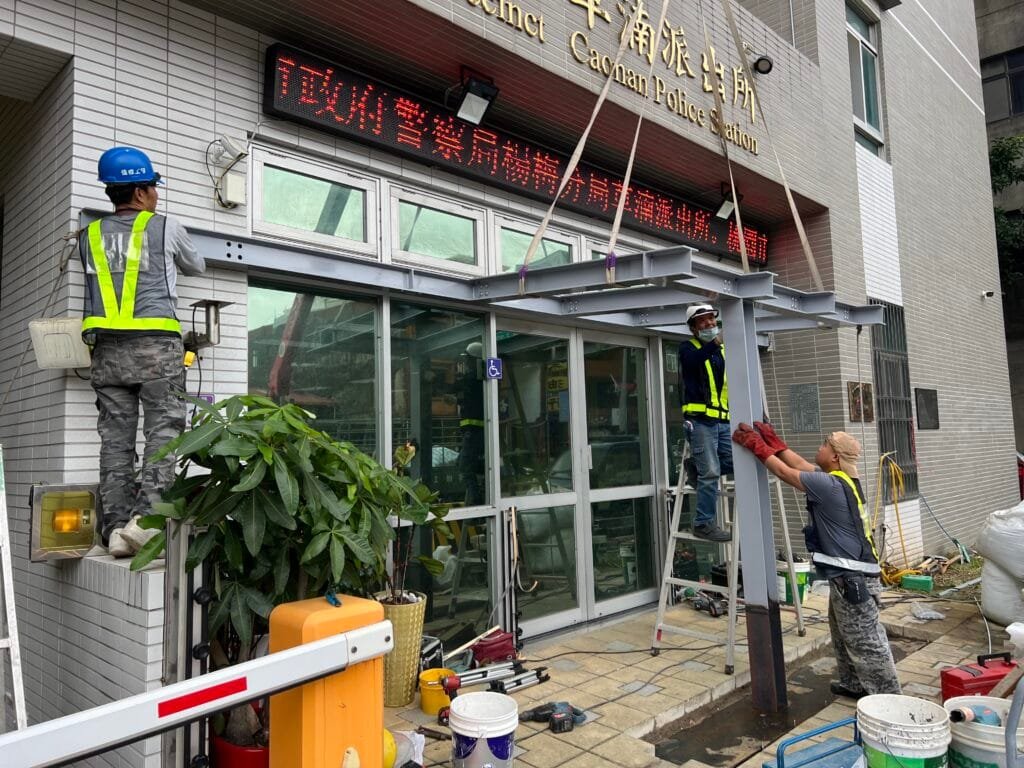 偉榤工程有限公司 鋼構採光罩 + 正面防彈玻璃施工方法 不鏽鋼欄杆搭配膠合玻璃 是現代建築與室內裝修的熱門選擇,廣泛應用於 陽台、樓梯、露台、景觀欄杆、商場、辦公室、公共設施等。這種設計不僅美觀、耐用,還兼具安全性與時尚感。 鋼構採光罩搭配正面防彈玻璃 是高安全性建築設計的最佳選擇,適用於 政府機關、銀行、博物館、車站、商業大樓、豪宅、珠寶店等 需要高強度防護的場所。這種結構不僅提供充足自然採光,還能有效抵禦衝擊與外部威脅,提高建築安全性與耐久性。