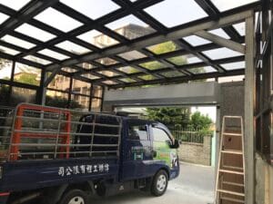 鋁鋼構採光罩、陽台採光罩安裝、PC耐力板採光罩、玻璃採光罩、遮雨棚施工、鋼構雨遮、車庫採光罩價格、頂樓防水遮陽棚