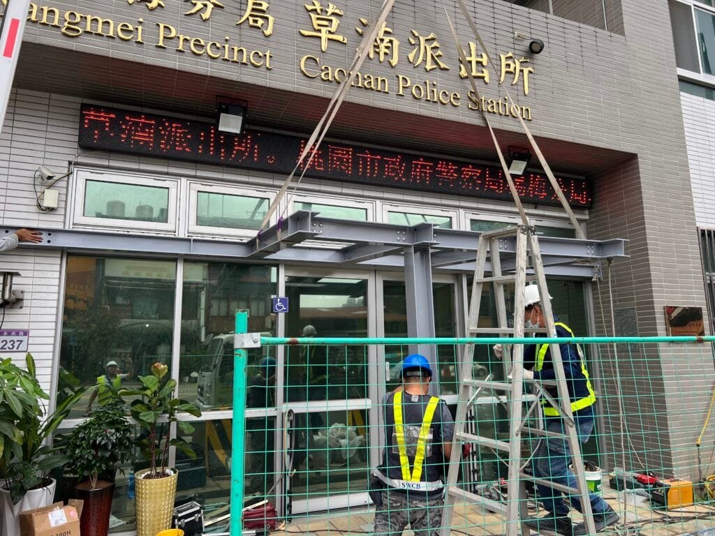 偉榤工程有限公司 鋼構採光罩 + 正面防彈玻璃施工方法 不鏽鋼欄杆搭配膠合玻璃 是現代建築與室內裝修的熱門選擇,廣泛應用於 陽台、樓梯、露台、景觀欄杆、商場、辦公室、公共設施等。這種設計不僅美觀、耐用,還兼具安全性與時尚感。 鋼構採光罩搭配正面防彈玻璃 是高安全性建築設計的最佳選擇,適用於 政府機關、銀行、博物館、車站、商業大樓、豪宅、珠寶店等 需要高強度防護的場所。這種結構不僅提供充足自然採光,還能有效抵禦衝擊與外部威脅,提高建築安全性與耐久性。