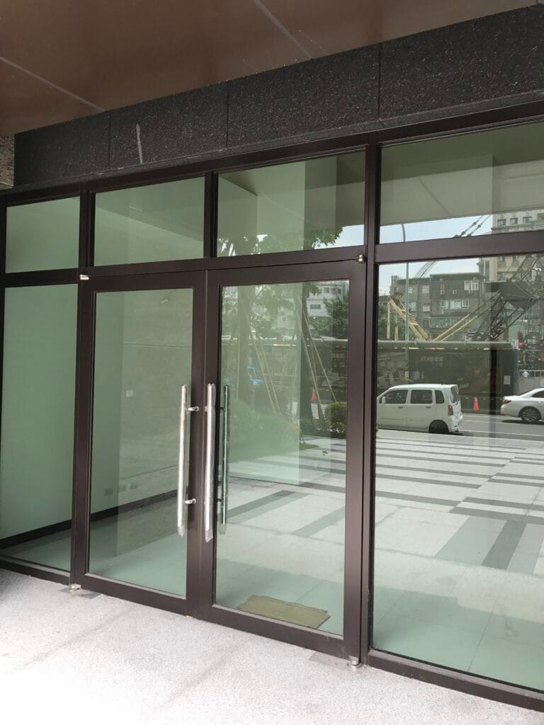 玻璃門 玻璃門安裝 玻璃門施工 強化玻璃門 玻璃門設計 台北玻璃門安裝 高雄玻璃門施工 桃園玻璃門訂製 台中強化玻璃門維修 玻璃門安裝價格多少？ 辦公室玻璃門設計推薦 玻璃門隔音效果如何？ 住家玻璃門 vs. 木門哪個好？ 玻璃門維修費用大約多少？