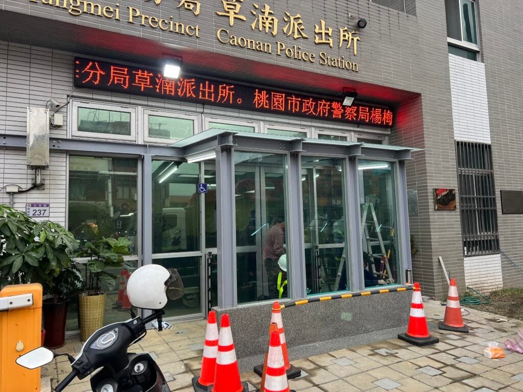 偉榤工程有限公司 鋼構採光罩 + 正面防彈玻璃施工方法 不鏽鋼欄杆搭配膠合玻璃 是現代建築與室內裝修的熱門選擇,廣泛應用於 陽台、樓梯、露台、景觀欄杆、商場、辦公室、公共設施等。這種設計不僅美觀、耐用,還兼具安全性與時尚感。 鋼構採光罩搭配正面防彈玻璃 是高安全性建築設計的最佳選擇,適用於 政府機關、銀行、博物館、車站、商業大樓、豪宅、珠寶店等 需要高強度防護的場所。這種結構不僅提供充足自然採光,還能有效抵禦衝擊與外部威脅,提高建築安全性與耐久性。