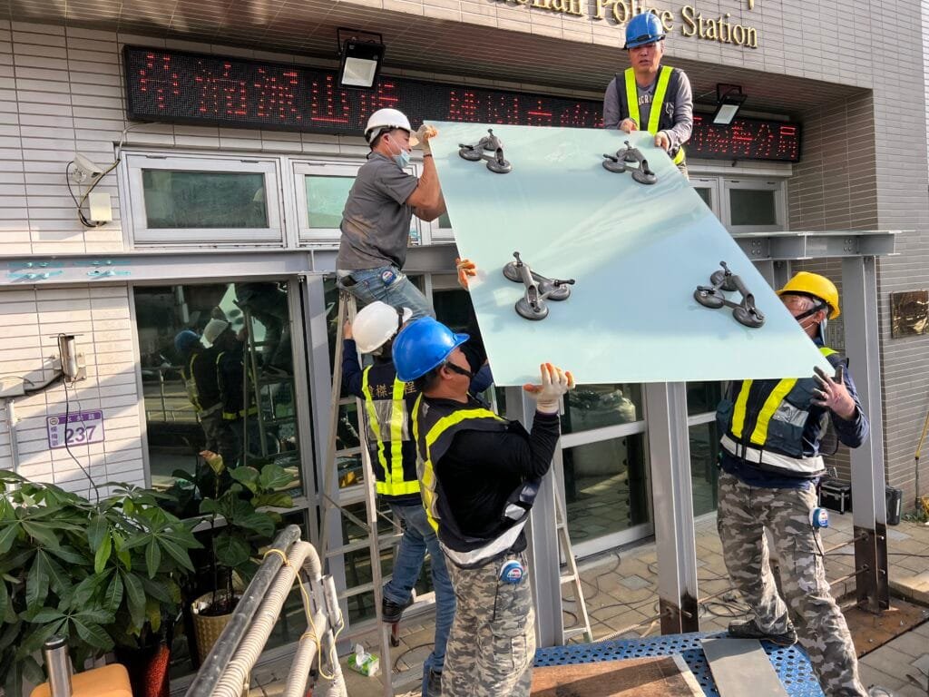 偉榤工程有限公司 鋼構採光罩 + 正面防彈玻璃施工方法 不鏽鋼欄杆搭配膠合玻璃 是現代建築與室內裝修的熱門選擇,廣泛應用於 陽台、樓梯、露台、景觀欄杆、商場、辦公室、公共設施等。這種設計不僅美觀、耐用,還兼具安全性與時尚感。 鋼構採光罩搭配正面防彈玻璃 是高安全性建築設計的最佳選擇,適用於 政府機關、銀行、博物館、車站、商業大樓、豪宅、珠寶店等 需要高強度防護的場所。這種結構不僅提供充足自然採光,還能有效抵禦衝擊與外部威脅,提高建築安全性與耐久性。