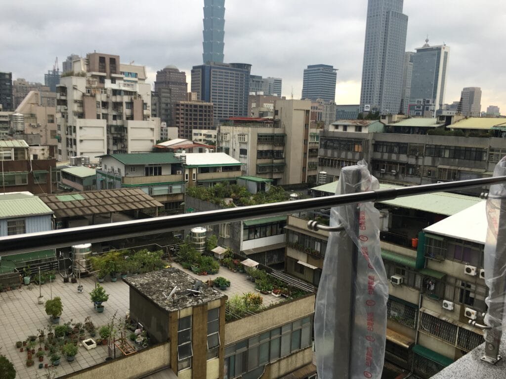 偉榤工程有限公司 不鏽鋼欄杆搭配膠合玻璃 是現代建築與室內裝修的熱門選擇,廣泛應用於 陽台、樓梯、露台、景觀欄杆、商場、辦公室、公共設施等。這種設計不僅美觀、耐用,還兼具安全性與時尚感。 精品鋁門窗提供永和鋁門窗,中和鋁門窗,新店鋁門窗,土城鋁門窗 3明治烤漆隔熱鋼板安裝方法 3明治鋼板屋頂優點 隔熱鋼板哪裡買?工廠屋頂隔熱鋼板推薦 如何選擇適合的隔熱鋼板