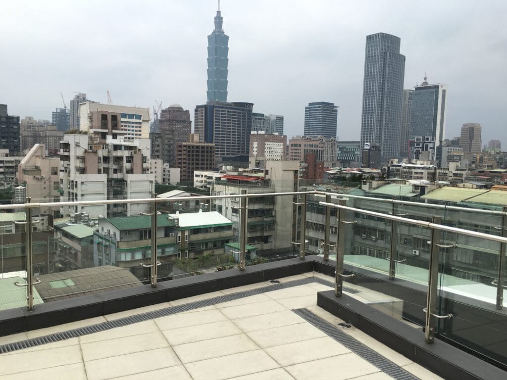 偉榤工程有限公司 不鏽鋼欄杆搭配膠合玻璃 是現代建築與室內裝修的熱門選擇,廣泛應用於 陽台、樓梯、露台、景觀欄杆、商場、辦公室、公共設施等。這種設計不僅美觀、耐用,還兼具安全性與時尚感。 精品鋁門窗提供永和鋁門窗,中和鋁門窗,新店鋁門窗,土城鋁門窗 3明治烤漆隔熱鋼板安裝方法 3明治鋼板屋頂優點 隔熱鋼板哪裡買?工廠屋頂隔熱鋼板推薦 如何選擇適合的隔熱鋼板