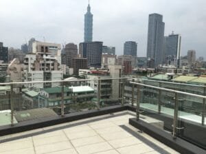 偉榤工程有限公司 不鏽鋼欄杆搭配膠合玻璃 是現代建築與室內裝修的熱門選擇，廣泛應用於 陽台、樓梯、露台、景觀欄杆、商場、辦公室、公共設施等。這種設計不僅美觀、耐用，還兼具安全性與時尚感。 精品鋁門窗提供永和鋁門窗,中和鋁門窗,新店鋁門窗,土城鋁門窗 3明治烤漆隔熱鋼板安裝方法 3明治鋼板屋頂優點 隔熱鋼板哪裡買？工廠屋頂隔熱鋼板推薦 如何選擇適合的隔熱鋼板