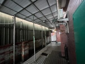 偉榤工程有限公司 精品鋁門窗提供永和鋁門窗,中和鋁門窗,新店鋁門窗,土城鋁門窗 3明治烤漆隔熱鋼板安裝方法 3明治鋼板屋頂優點 隔熱鋼板哪裡買？工廠屋頂隔熱鋼板推薦 如何選擇適合的隔熱鋼板