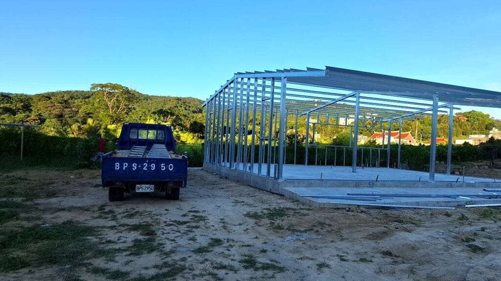 C型鋼鐵皮屋、鐵皮屋施工、倉庫鐵皮屋建造、工廠鐵皮屋搭建、頂樓鐵皮加蓋、隔熱鐵皮屋建造、鐵皮屋價格報價、防颱鐵皮屋設計