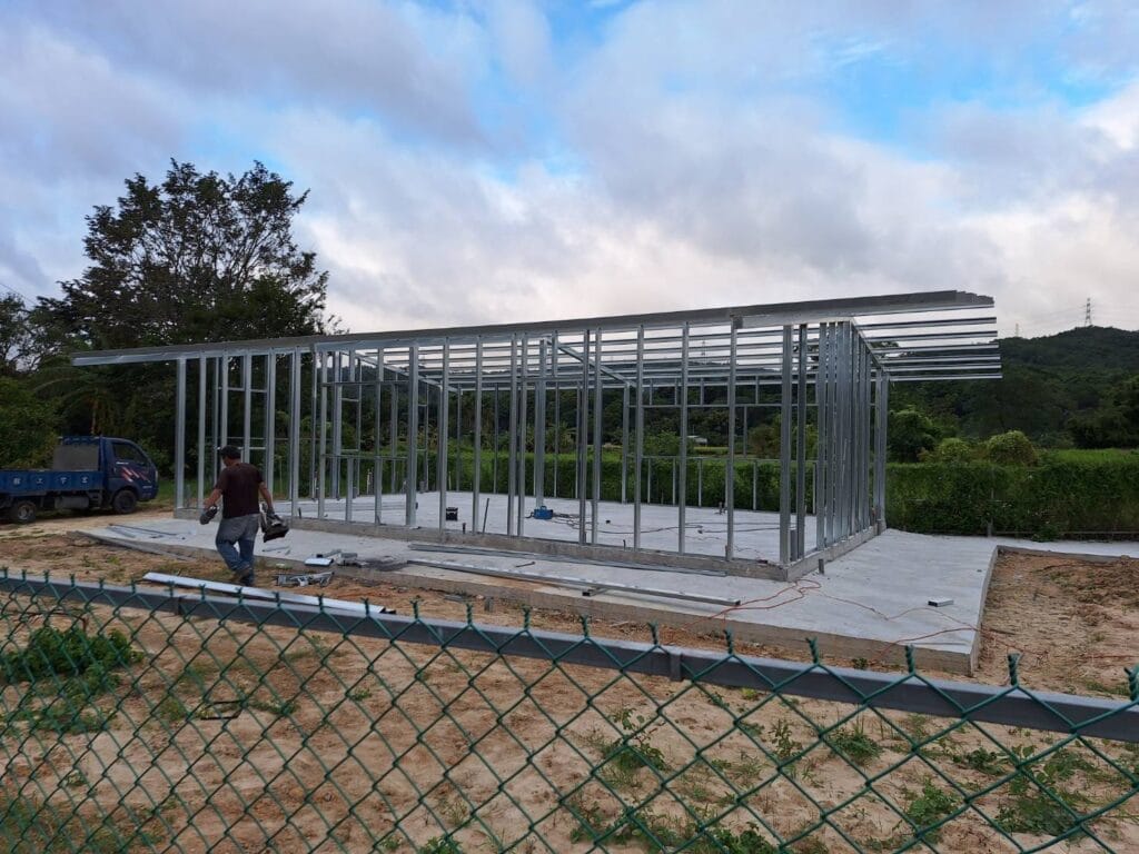 C型鋼鐵皮屋、鐵皮屋施工、倉庫鐵皮屋建造、工廠鐵皮屋搭建、頂樓鐵皮加蓋、隔熱鐵皮屋建造、鐵皮屋價格報價、防颱鐵皮屋設計