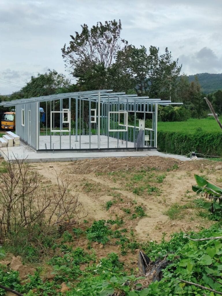 C型鋼鐵皮屋、鐵皮屋施工、倉庫鐵皮屋建造、工廠鐵皮屋搭建、頂樓鐵皮加蓋、隔熱鐵皮屋建造、鐵皮屋價格報價、防颱鐵皮屋設計