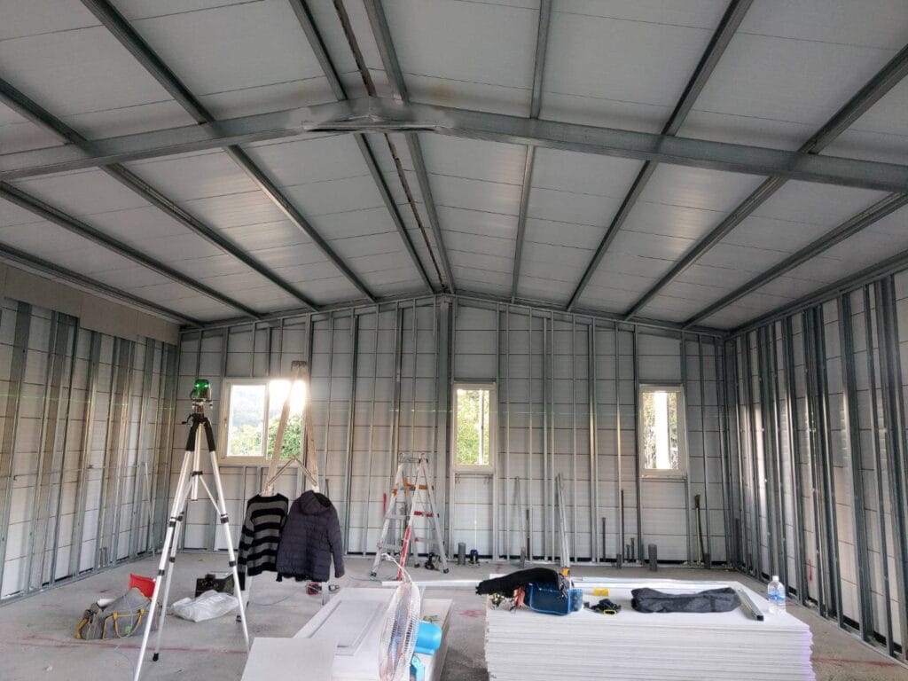 C型鋼鐵皮屋、鐵皮屋施工、倉庫鐵皮屋建造、工廠鐵皮屋搭建、頂樓鐵皮加蓋、隔熱鐵皮屋建造、鐵皮屋價格報價、防颱鐵皮屋設計