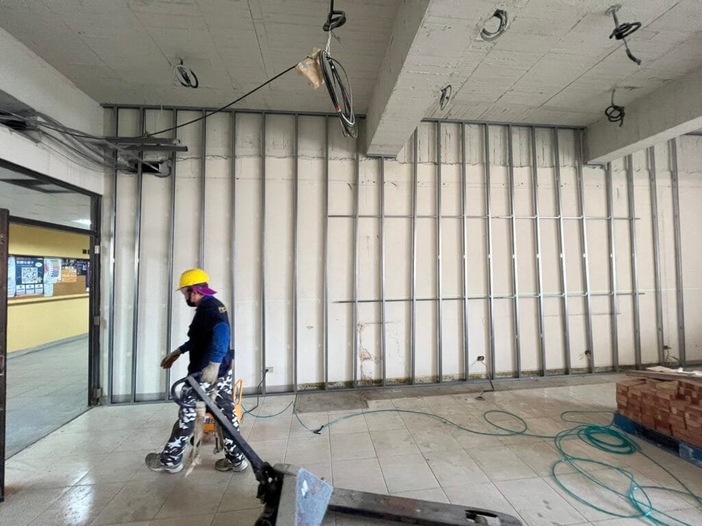 偉榤工程有限公司 | 施工案例與專業服務介紹 專業鋁門窗工程|大門拆除|隔間工程|採光罩|氣密窗|防盜窗