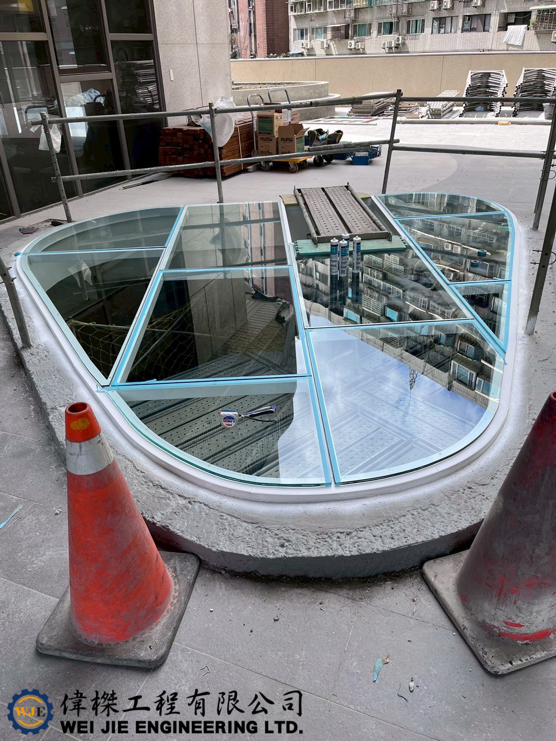 天井不鏽鋼烤漆膠合玻璃採光罩｜設計製造安裝