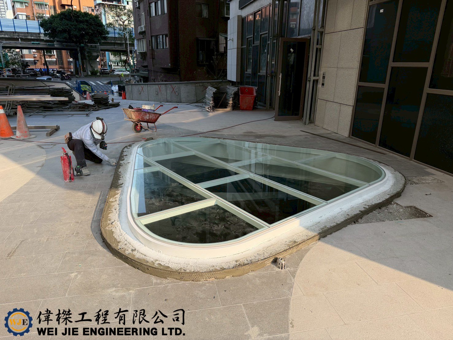 偉榤工程有限公司提供天井不鏽鋼烤漆、膠合玻璃採光罩設計、製造與安裝服務，適用住宅、店面、大樓與各式建築空間，兼顧美觀、採光、遮雨與安全需求，全台免費預約勘查。