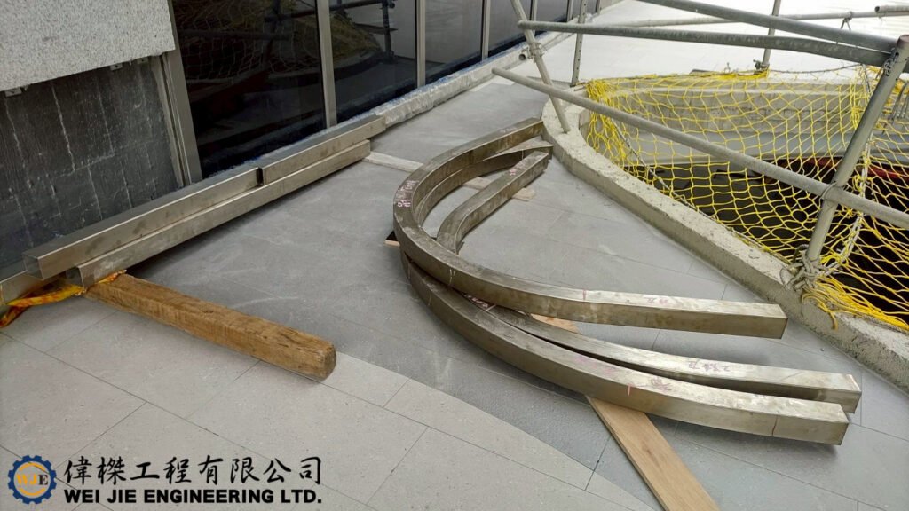 偉榤工程有限公司提供天井不鏽鋼烤漆、膠合玻璃採光罩設計、製造與安裝服務，適用住宅、店面、大樓與各式建築空間，兼顧美觀、採光、遮雨與安全需求，全台免費預約勘查。