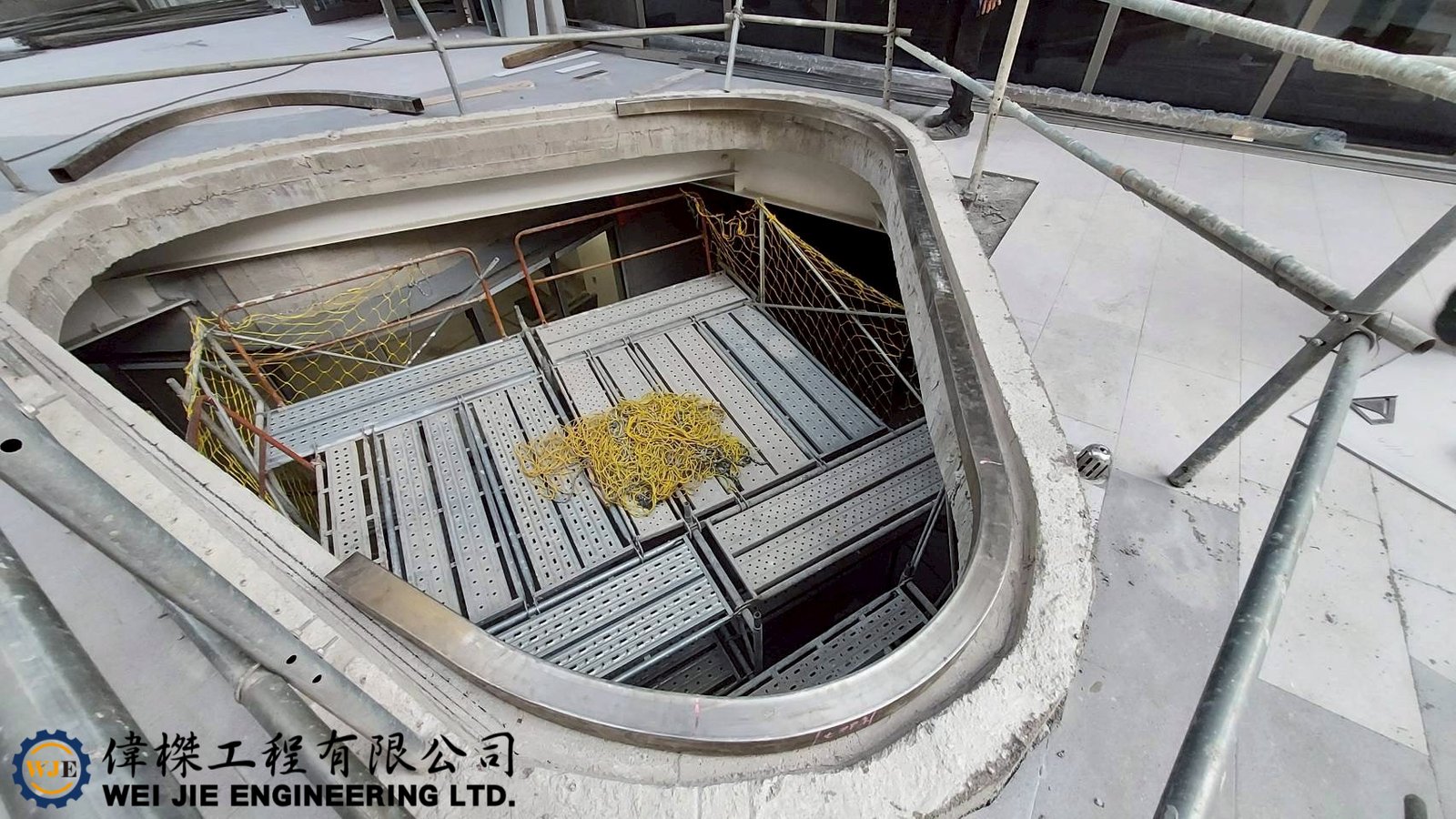 偉榤工程有限公司提供天井不鏽鋼烤漆、膠合玻璃採光罩設計、製造與安裝服務，適用住宅、店面、大樓與各式建築空間，兼顧美觀、採光、遮雨與安全需求，全台免費預約勘查。