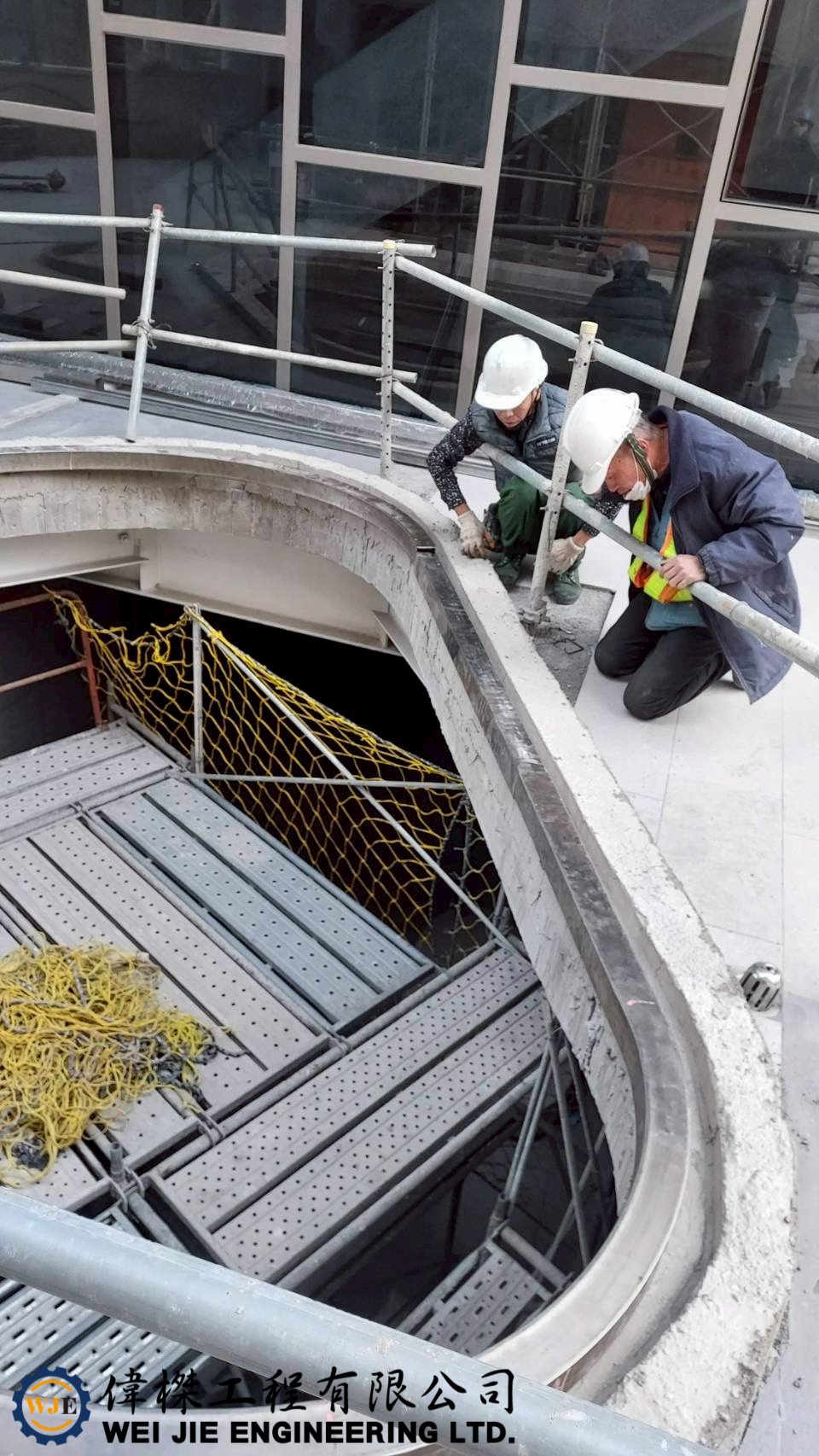 偉榤工程有限公司提供天井不鏽鋼烤漆、膠合玻璃採光罩設計、製造與安裝服務，適用住宅、店面、大樓與各式建築空間，兼顧美觀、採光、遮雨與安全需求，全台免費預約勘查。