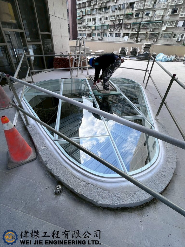 偉榤工程有限公司提供天井不鏽鋼烤漆、膠合玻璃採光罩設計、製造與安裝服務，適用住宅、店面、大樓與各式建築空間，兼顧美觀、採光、遮雨與安全需求，全台免費預約勘查。