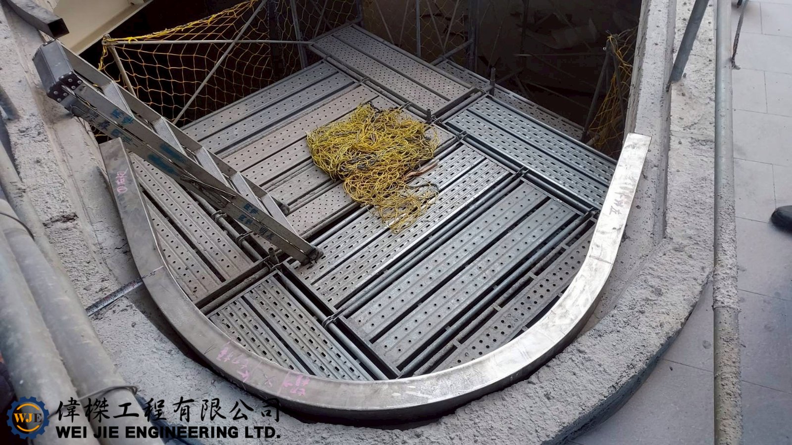 偉榤工程有限公司提供天井不鏽鋼烤漆、膠合玻璃採光罩設計、製造與安裝服務，適用住宅、店面、大樓與各式建築空間，兼顧美觀、採光、遮雨與安全需求，全台免費預約勘查。